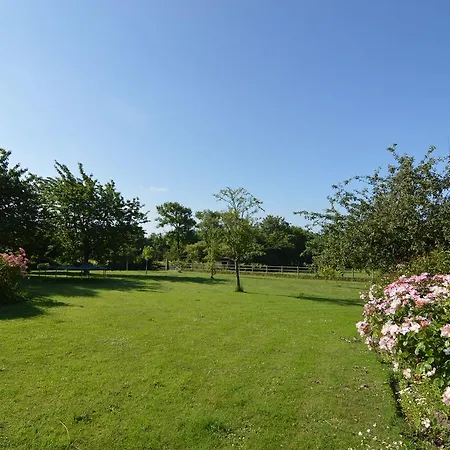 Dom wakacyjny Amazing Holiday In Regneville-sur-mer With Garden